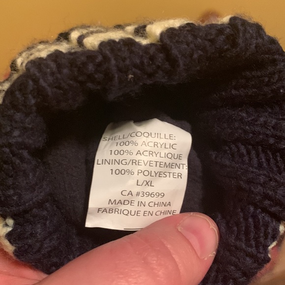 NWOT Knitted Canucks Mittens - Picture 7 of 7